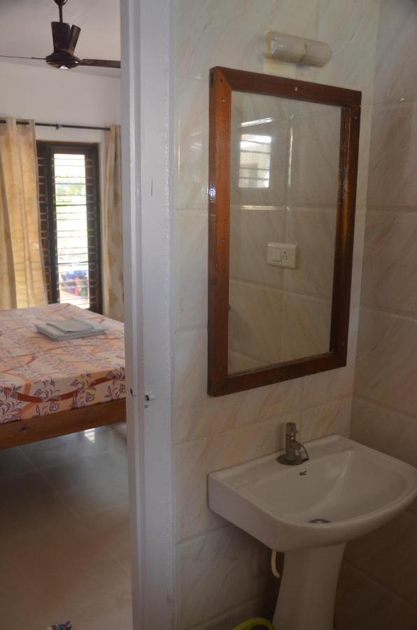 Arya Homestay Bougain Villa Гокарна Екстер'єр фото