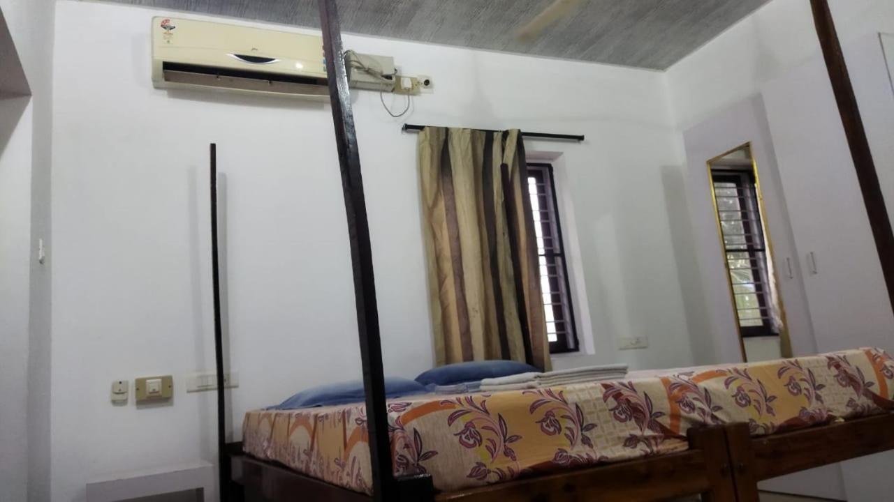 Arya Homestay Bougain Villa Гокарна Екстер'єр фото